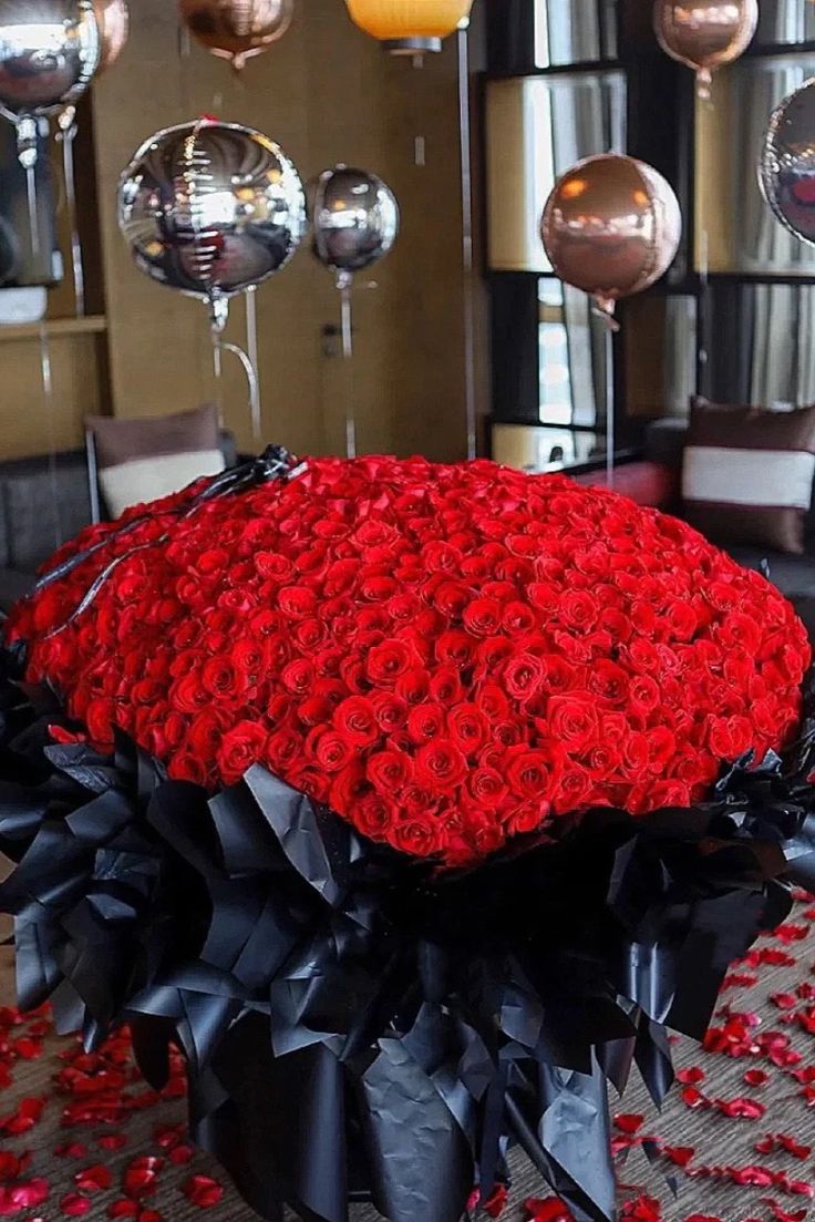 Колосален букет от 1001 червени рози "Ред Наоми" в стилна черна опаковка